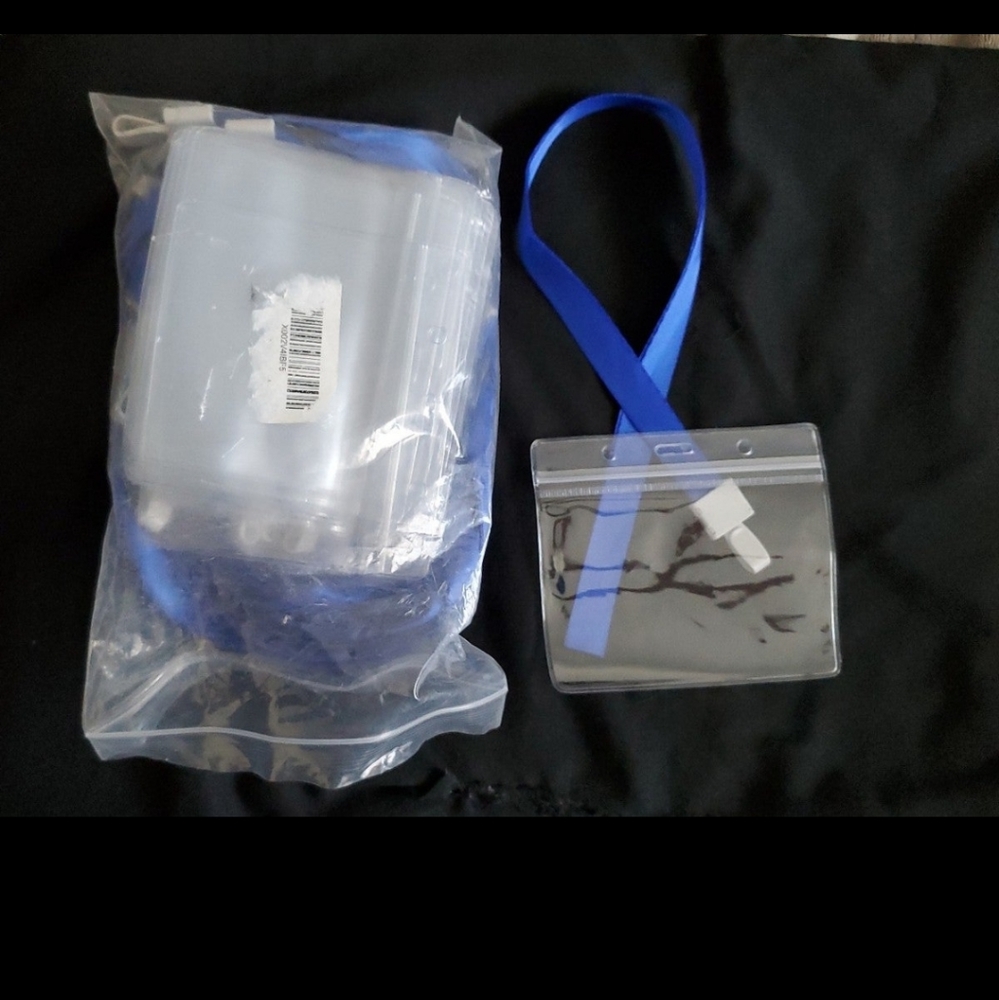 Set of 30 Horizontal Badge Protectors & Lanyards